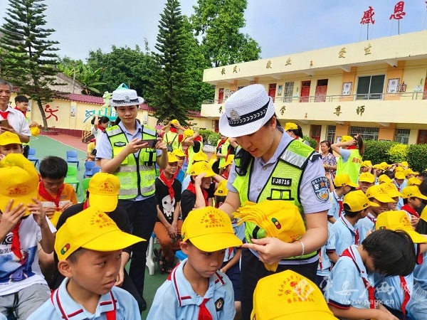 为平安度暑假系“安全带”